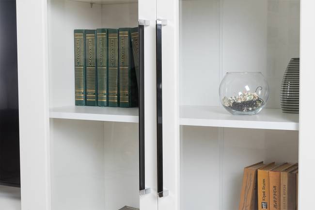 Комод для ТВ-аппаратуры с навесной полкой и широкий сервант Валенсия цвет белый шагрень