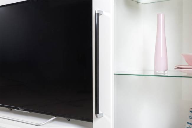 Комод для ТВ-аппаратуры с навесной полкой и широкий сервант Валенсия цвет белый шагрень