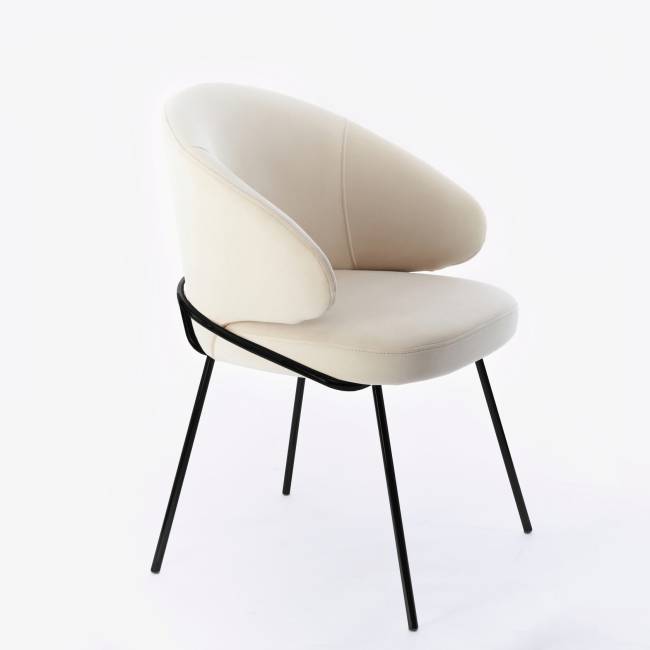 Дизайнерский стул Томас бежевый, основание металл черный матовый