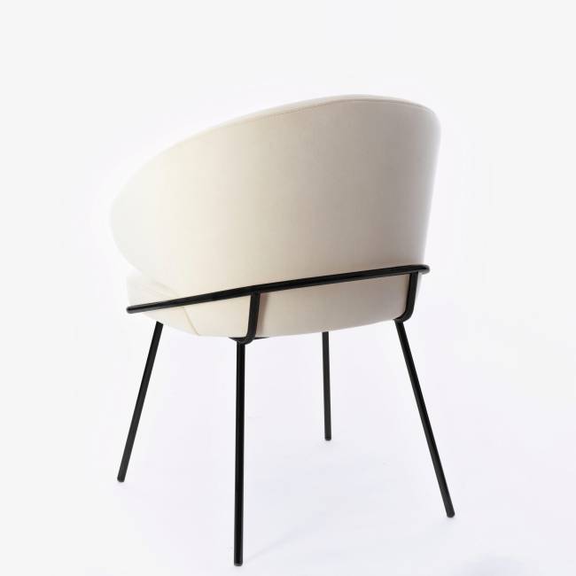 Дизайнерский стул Томас бежевый, основание металл черный матовый