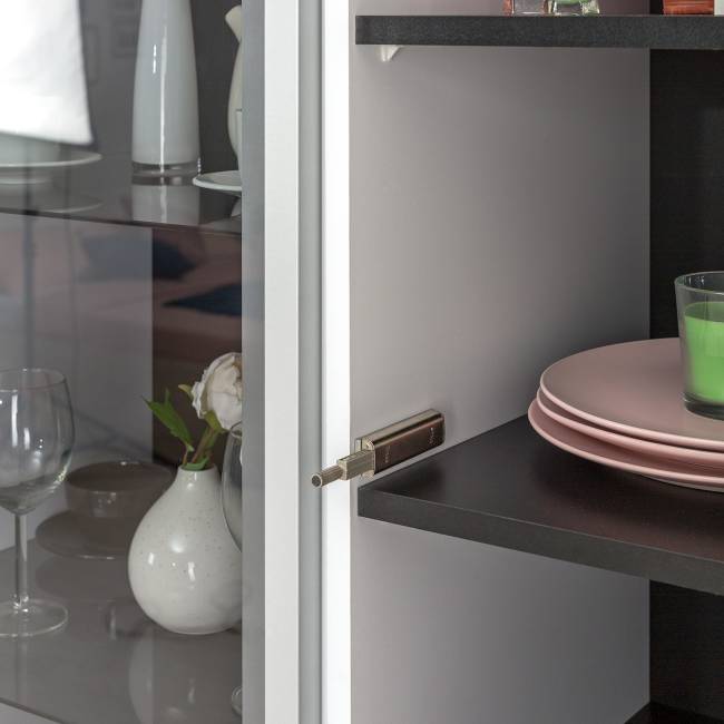 Шкаф-витрина Сидней 13.201 цвет белый/чёрный/МДФ белый глянец Шкаф-витрина Сидней 13.201 цвет белый/чёрный/МДФ белый глянец