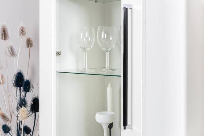 Сервант в гостиную с четырьмя дверками Валенсия цвет белый шагрень