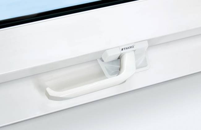 Деревянное мансардное окно PPP-V U3 PRESELECT MAX с комбинированной системой открывания